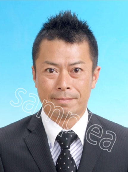 証明写真サンプル ブルー背景