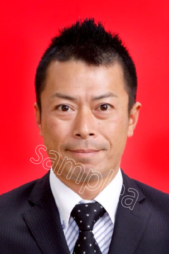 証明写真サンプル 赤背景